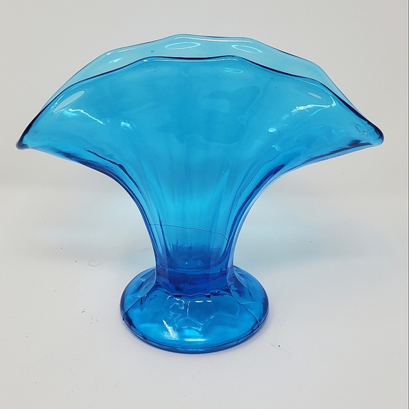 VTG Blue Ribbed Scalloped Fan Vase